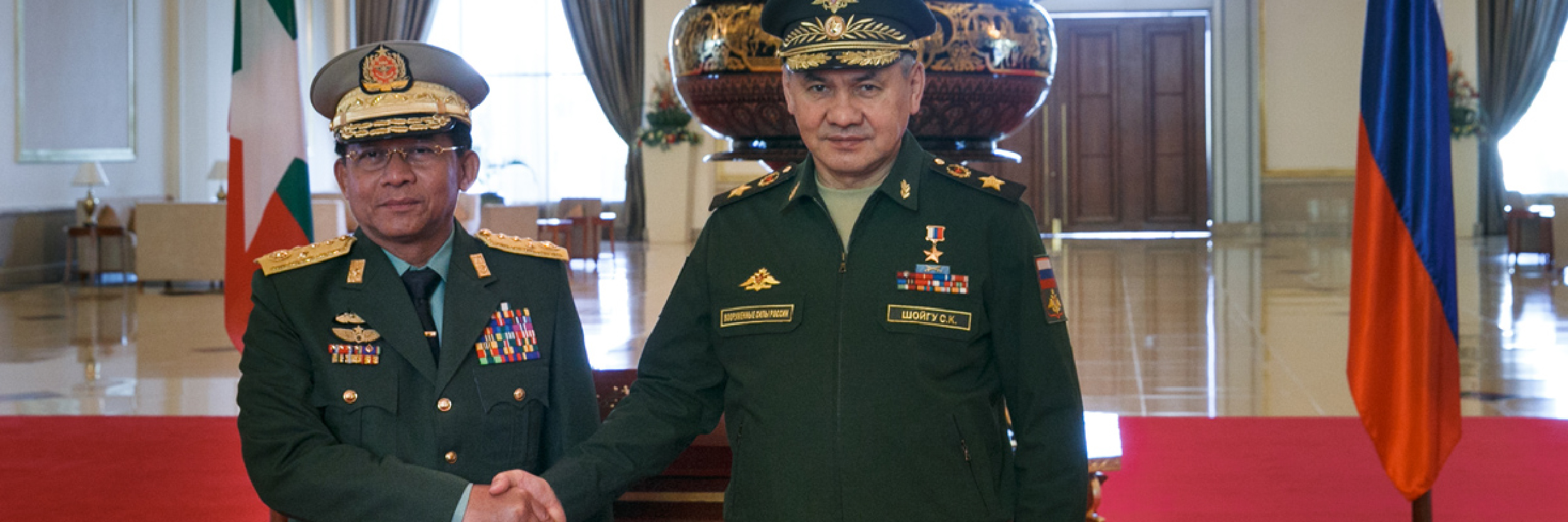 Der Verteidigungsminister der Russischen Föderation, Sergej Schoigu, mit der Premierministerin von Myanmar, Min Aung Hlaing